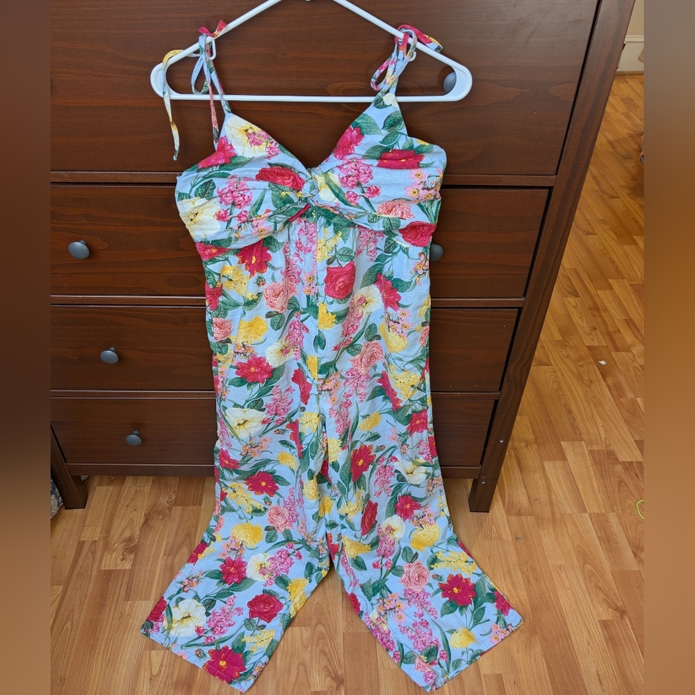 Old navy Floral Jumpsuit size medium tropical tie shoulder B7